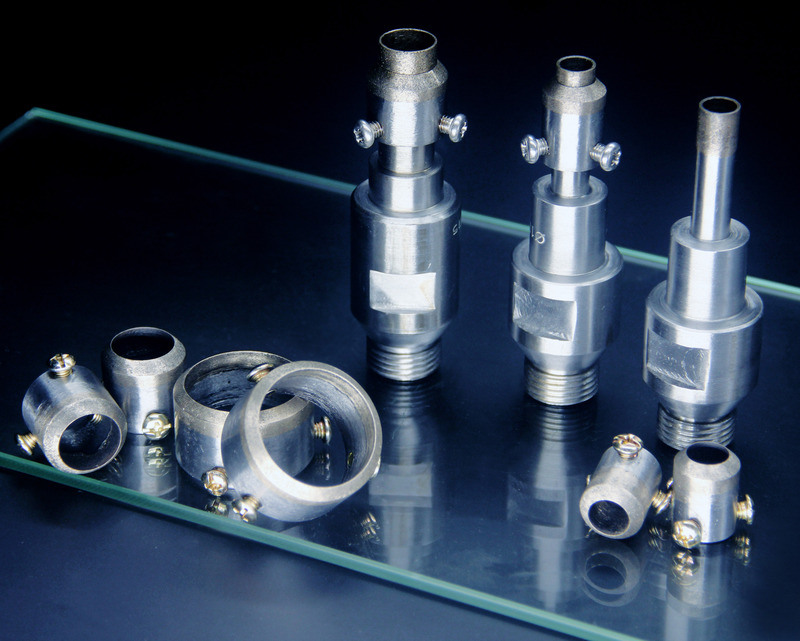 تلميع الأسطح الزجاجية أصبح سهلاً باستخدام مسحوق تلميع الزجاج المناسب لجميع أنواع الزجاج